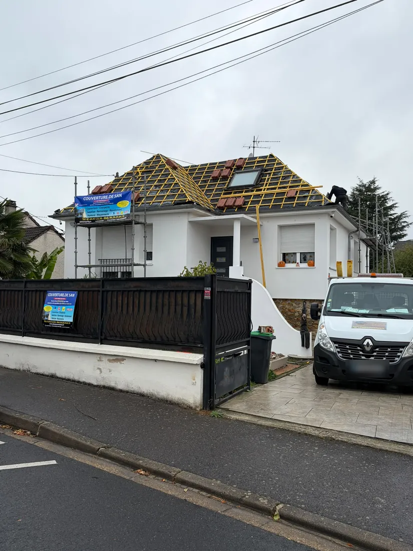 Couvreur sur le toit d’une maison à Savigny-sur-Orge pendant la réfection