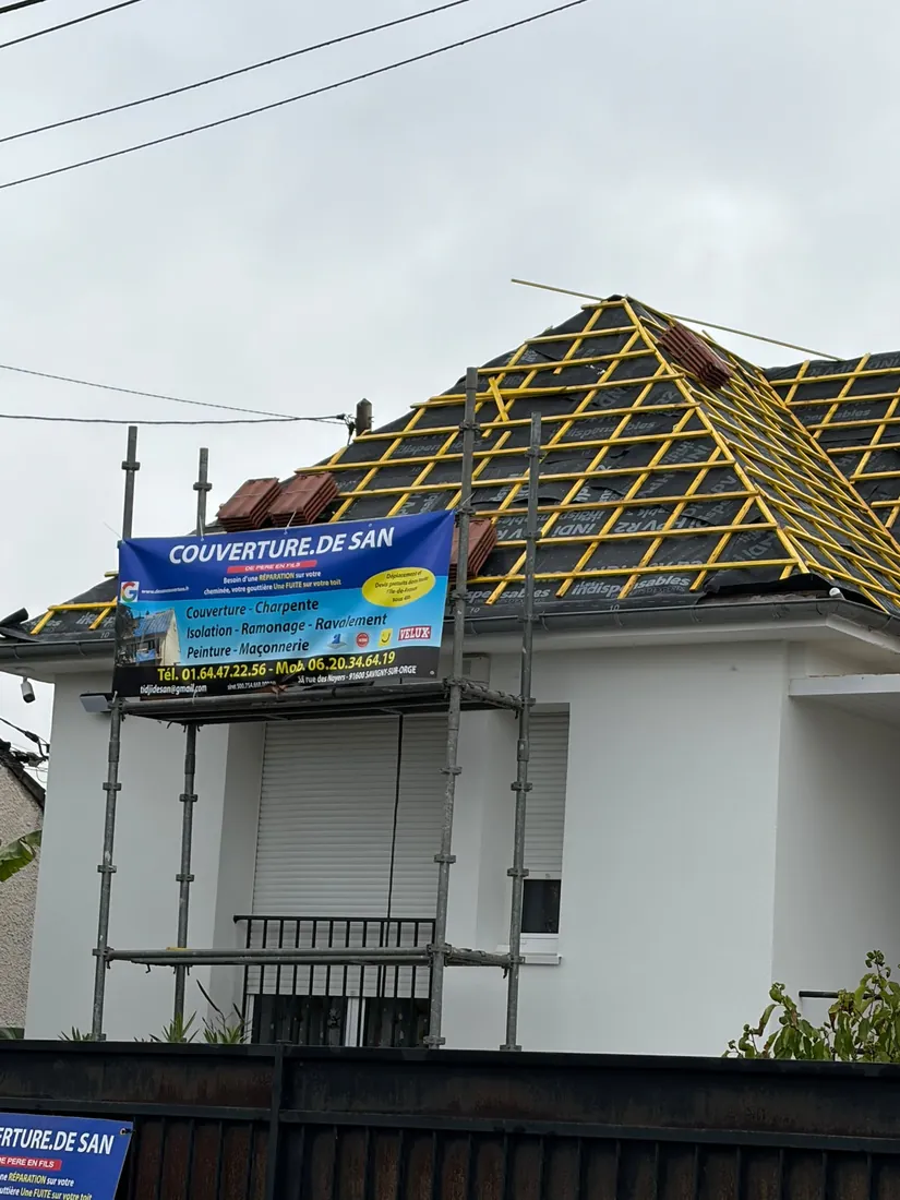 Chantier de toiture Couverture De San à Savigny-sur-Orge, échafaudage et banderole