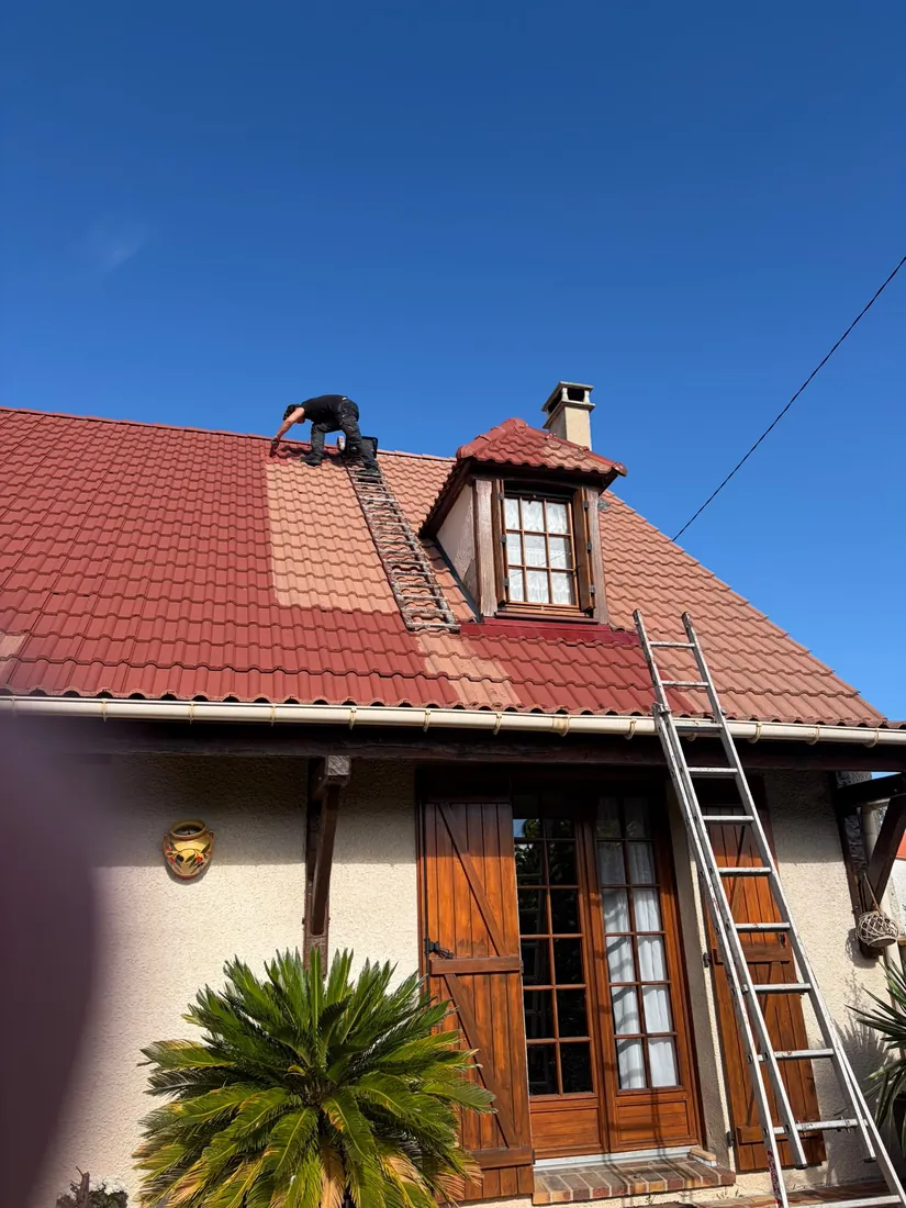 Couvreur au travail sur une toiture à lucarnes à Juvisy-sur-Orge
