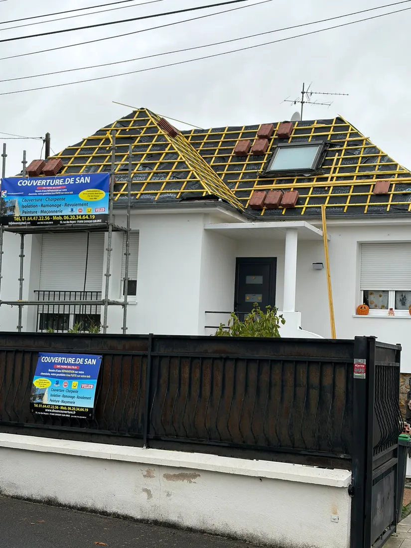 Réfection de toiture à Savigny-sur-Orge : liteaux neufs et fenêtre de toit