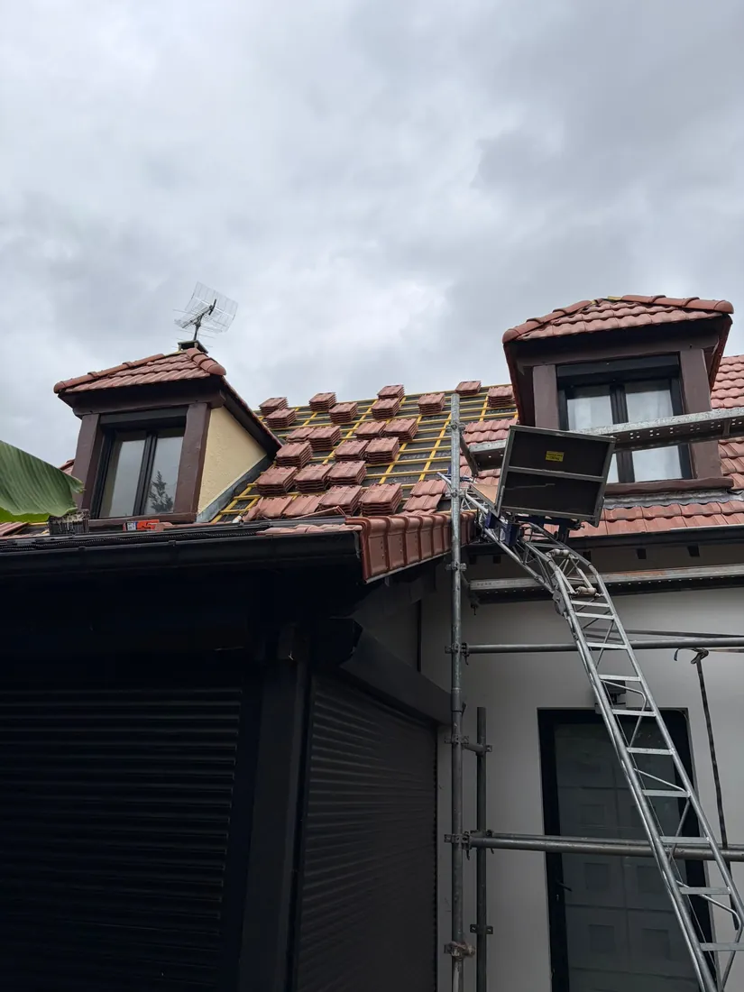 Chantier de lucarnes sur échafaudage à Longjumeau