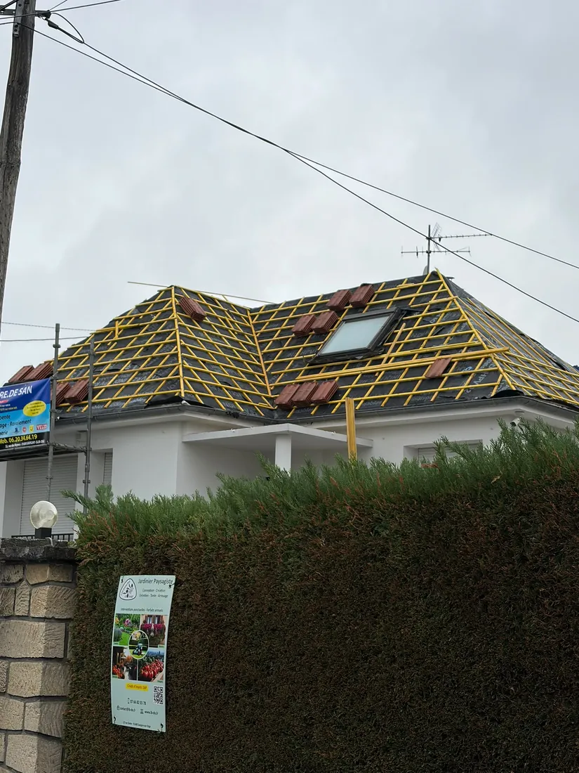 Toiture à quatre pans en cours de réfection à Savigny-sur-Orge