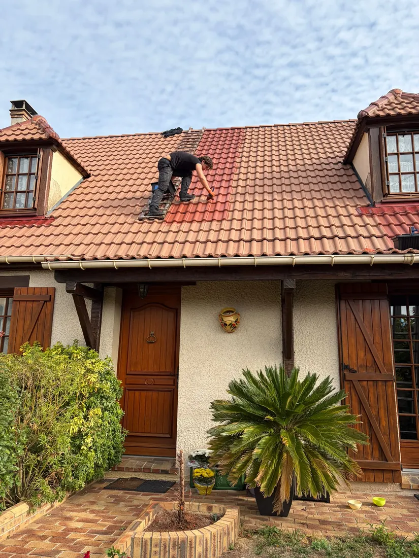 Traitement des tuiles en cours sur une maison à Juvisy-sur-Orge